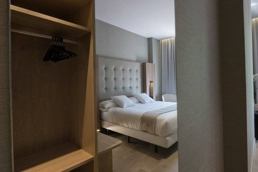 Chi hotel bedroom