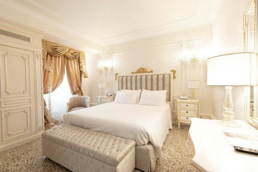 Ca' Bonfadini Historic Experience hotel bedroom