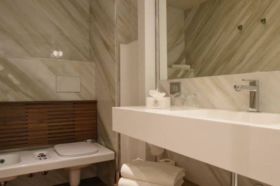 Santa Croce Boutique Hotel bathtub