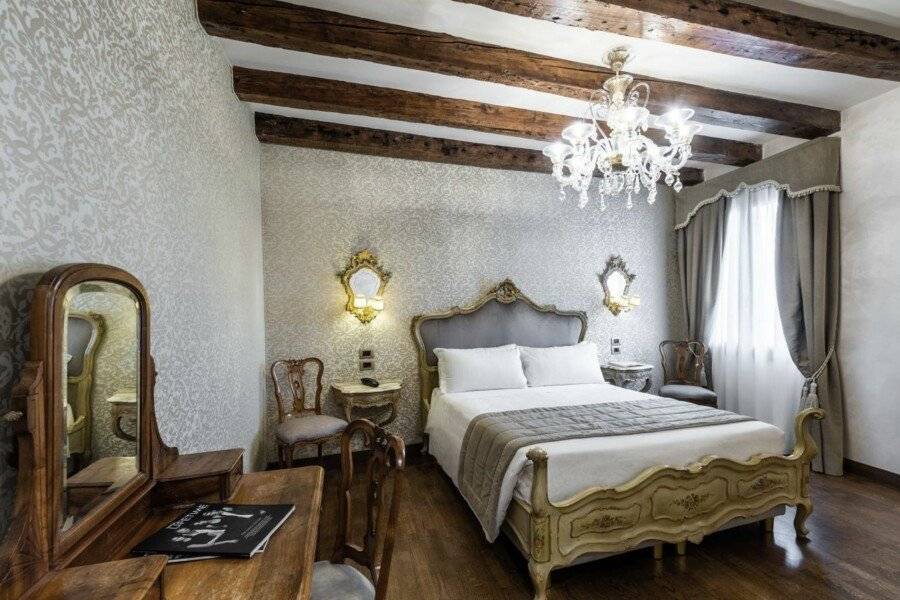 Palazzo San Lorenzo hotel bedroom