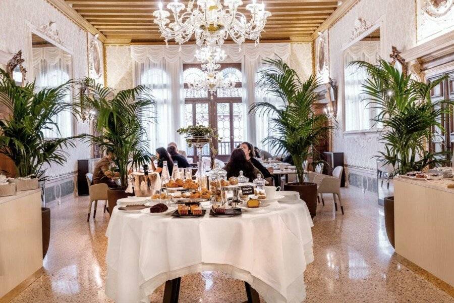 Palazzo Keller restaurant, breakfast