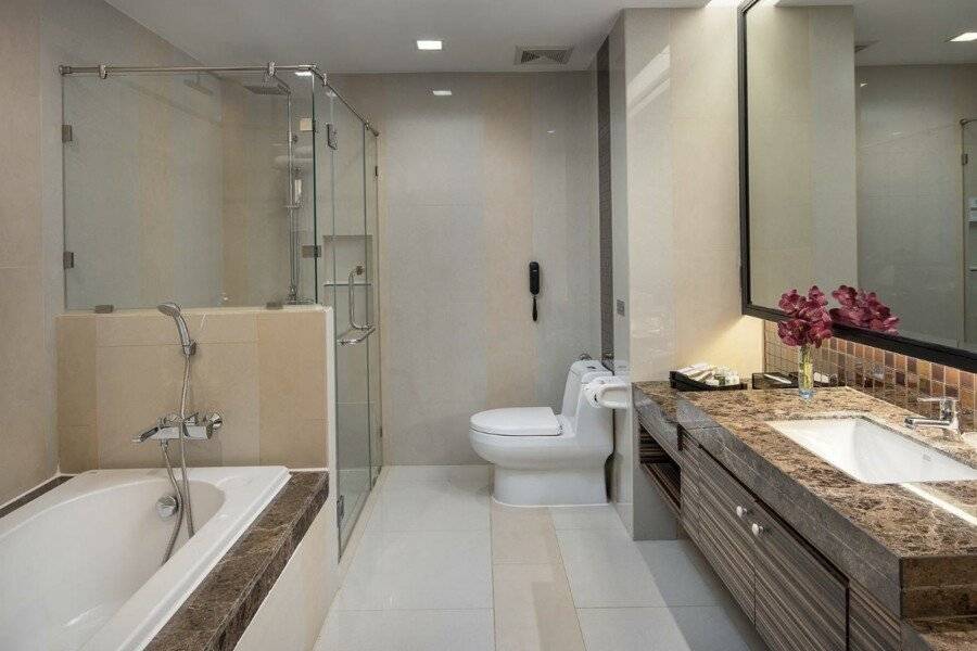 The Berkeley Hotel Pratunam - SHA Extra Plus bathtub