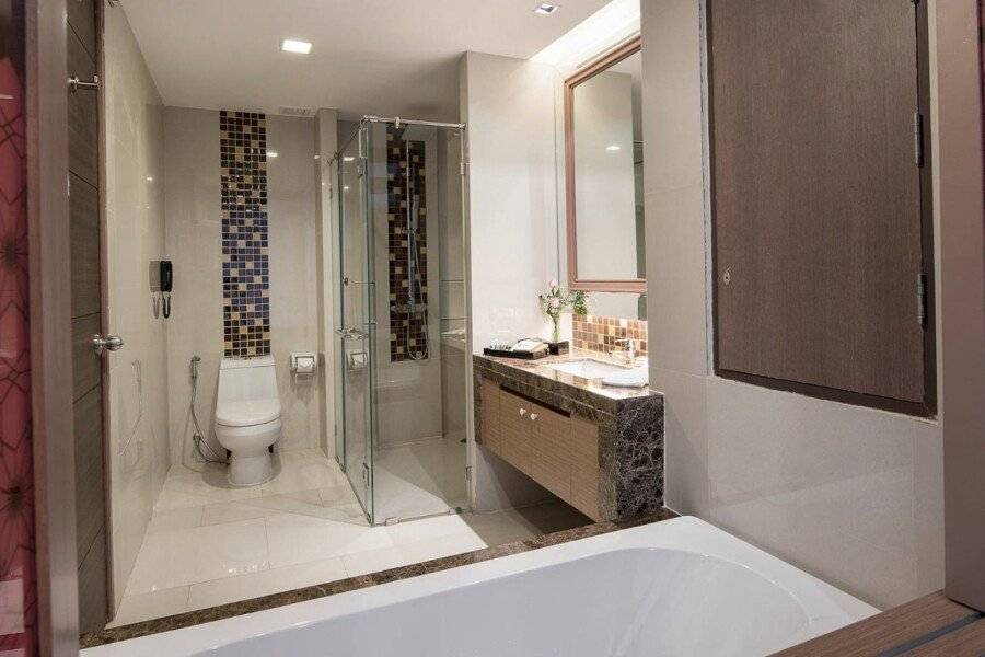 The Berkeley Hotel Pratunam - SHA Extra Plus bathtub