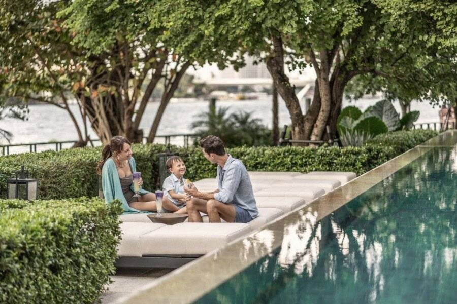 Four Seasons Hotel Bangkok at Chao Phraya River outdoor pool