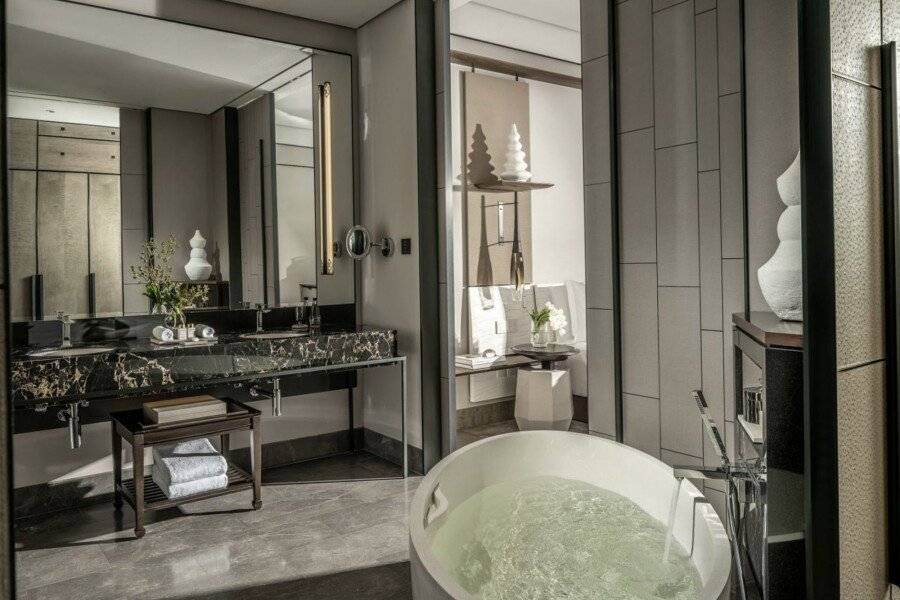 Four Seasons Hotel Bangkok at Chao Phraya River bathtub,spa