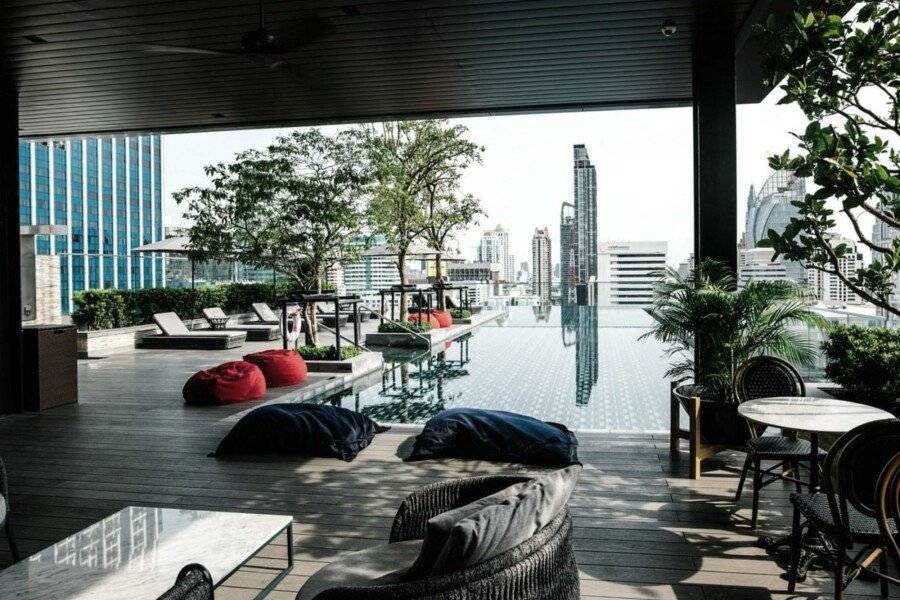 Sindhorn Midtown Hotel rooftop pool, outdoor pool, garden, lounge, ocean view
