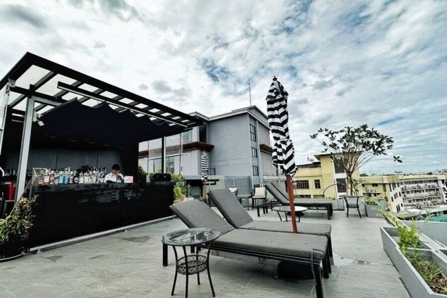 Ayathorn Bangkok rooftop pool,bar