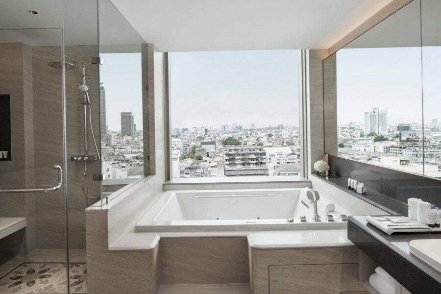 Grande Centre Point Surawong bathtub,ocean view