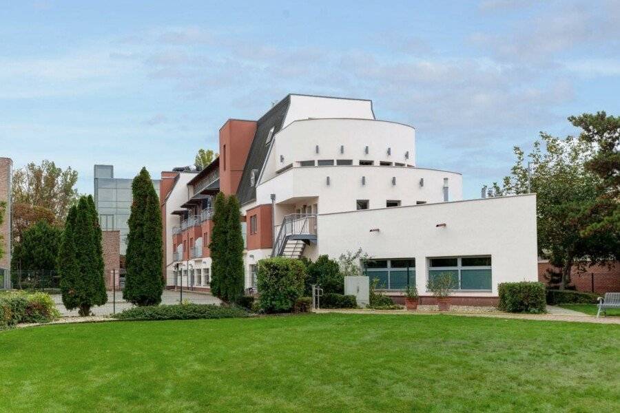 Holiday Beach Budapest Wellness Hotel with Sauna Park facade,garden