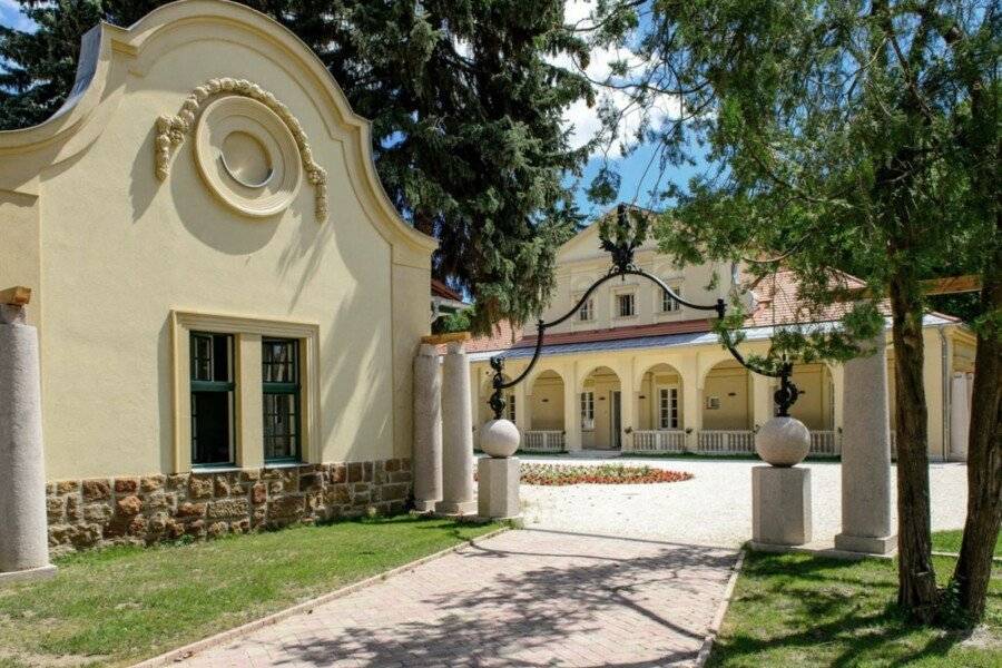 Klebelsberg Kastély facade,garden