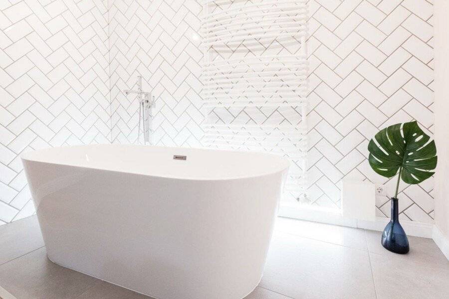 Vagabond Broadway bathtub