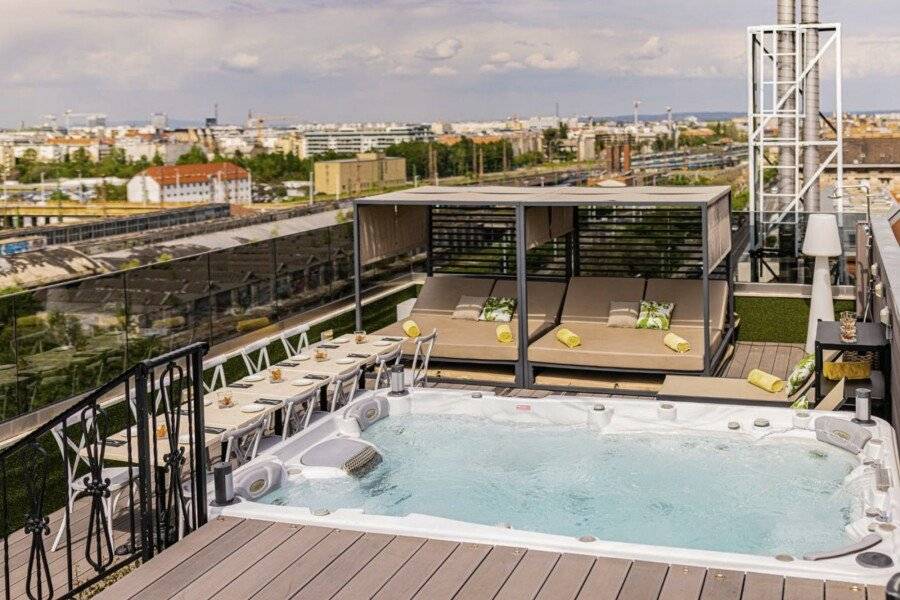 Mystery Hotel rooftop pool,jacuzzi,ocean view