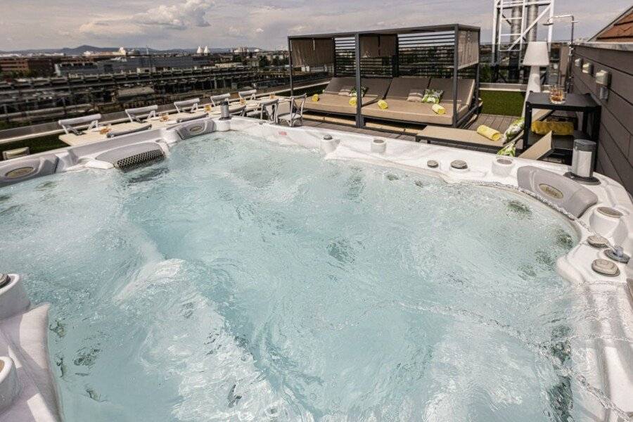 Mystery Hotel jacuzzi,ocean view