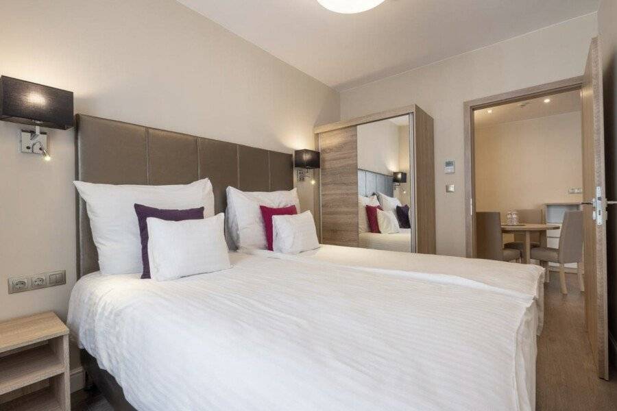 Silver Crown Hotel & Residence, Palace Quarter hotel bedroom