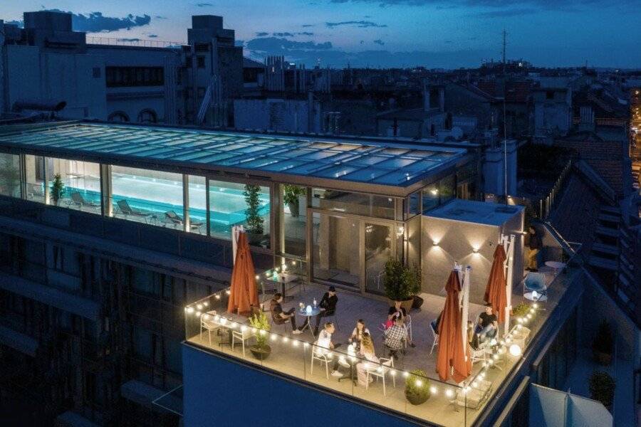 Cortile Hotel - Adults Only rooftop pool,bar