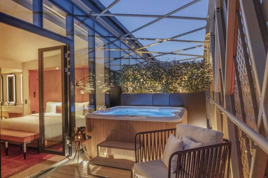 Pullman Budapest jacuzzi, balcony, hotel bedroom