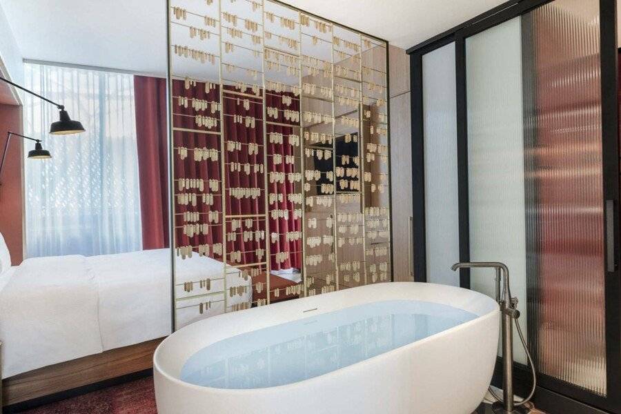 Pullman Budapest bathtub,hotel bedroom