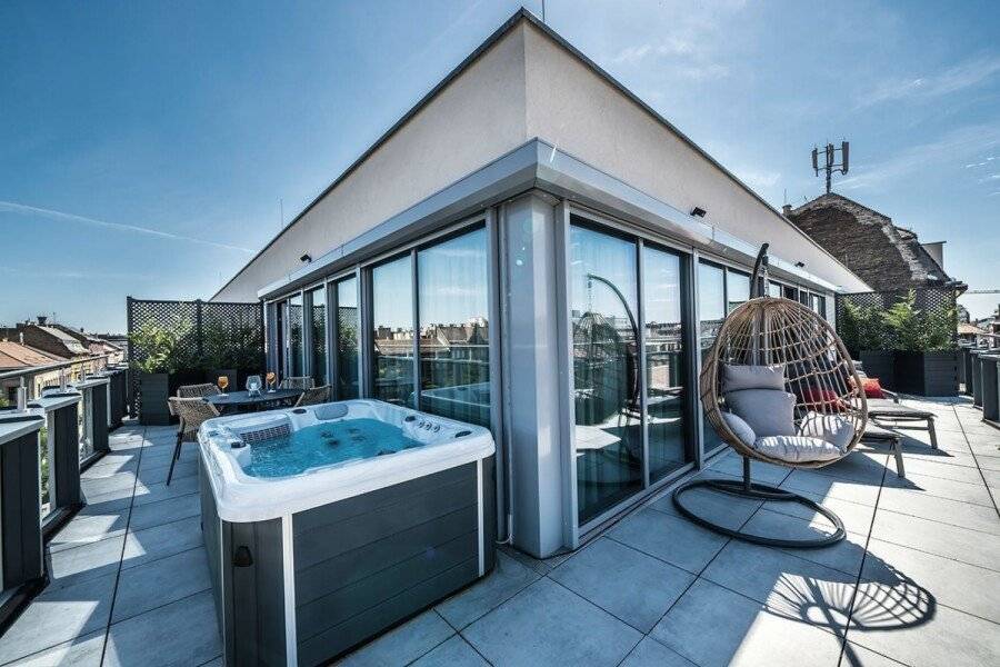 Up Hotel jacuzzi, balcony, rooftop pool, 