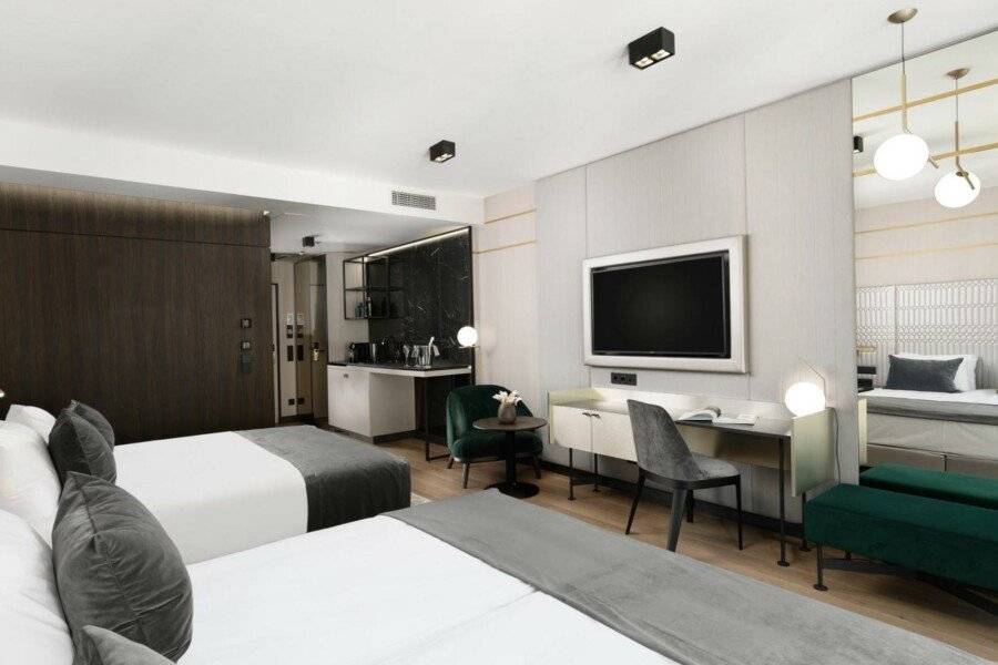 Emerald Downtown Luxury Suites by Continental Group hotel bedroom