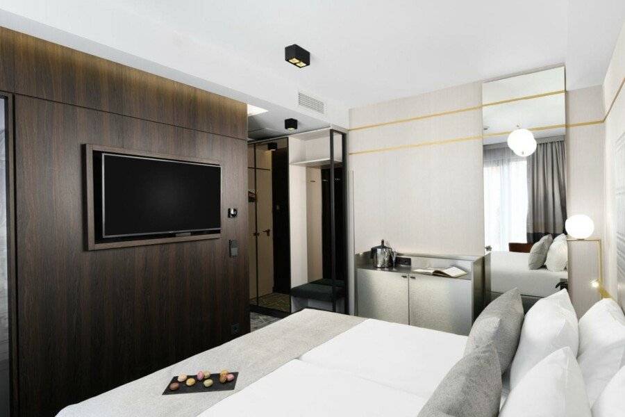 Emerald Hotel by Continental Group hotel bedroom