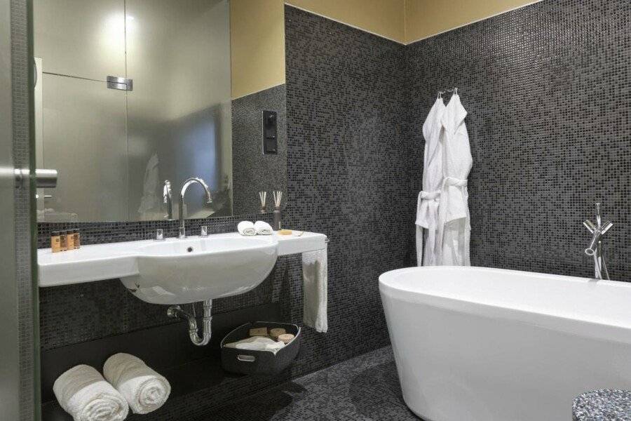 Verno House, Vignette Collection, an IHG Hotel bathtub,spa