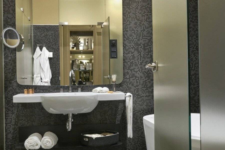 Verno House, Vignette Collection, an IHG Hotel bathtub