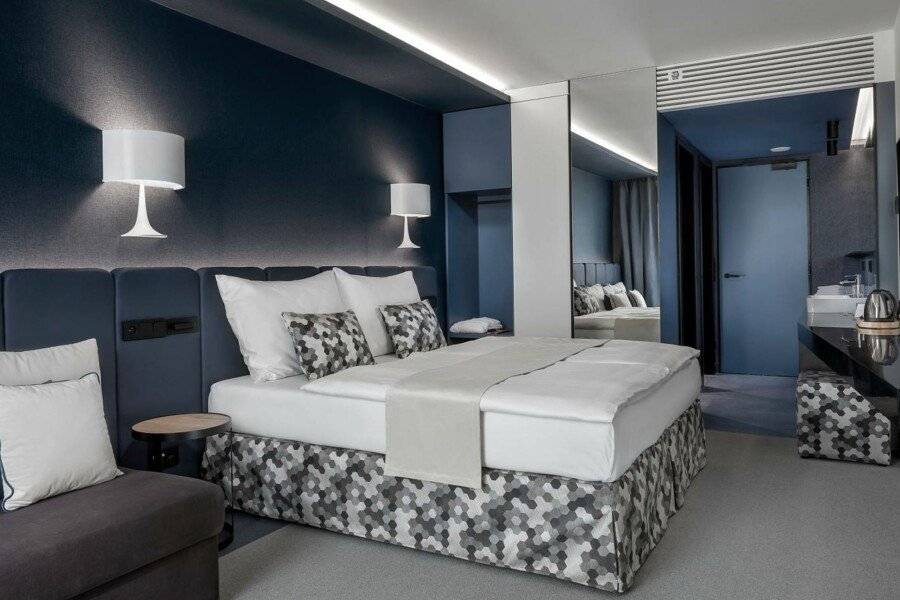 Urban Creme hotel bedroom