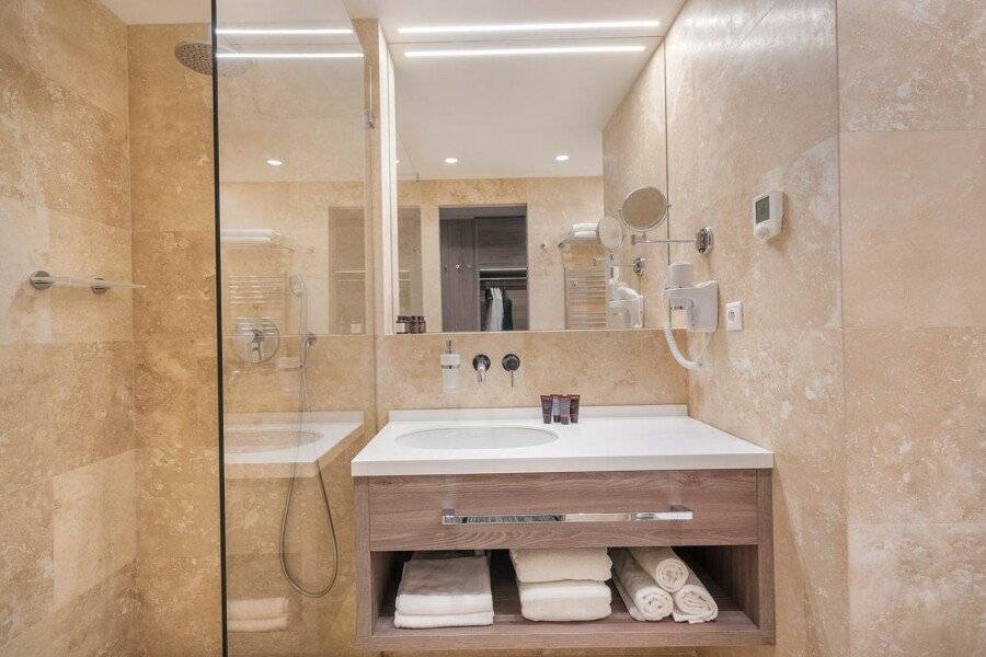 Hotel CUBE bathtub