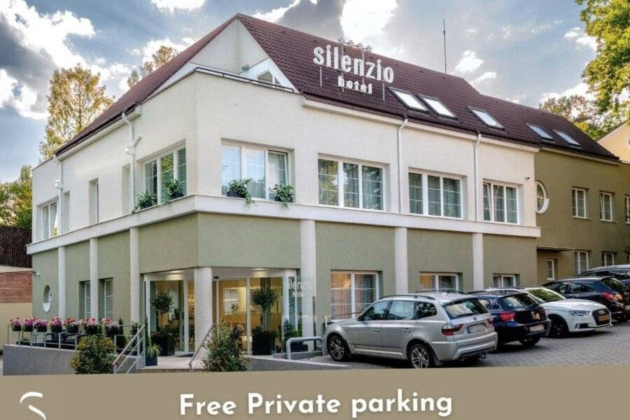 Hotel Silenzio facade, parking