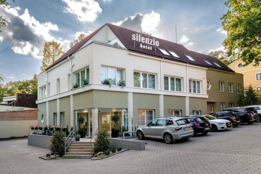 Hotel Silenzio facade,parking