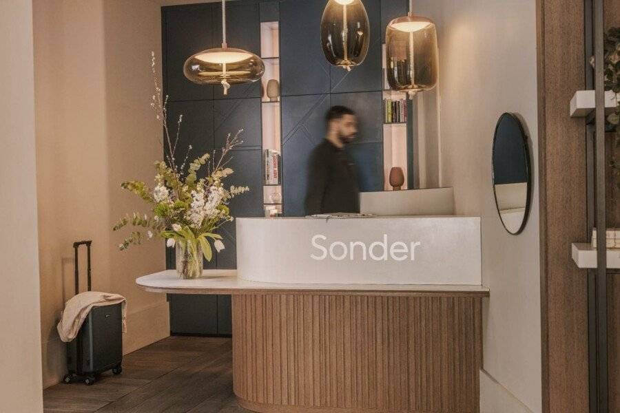 Yelo Jean Médecin powered by Sonder lobby