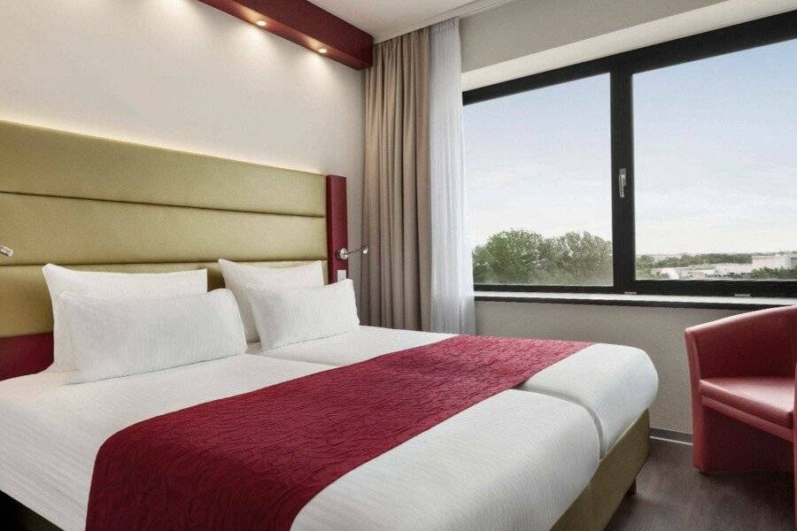 Amedia Amsterdam Airport, Trademark Collection by Wyndham hotel bedroom