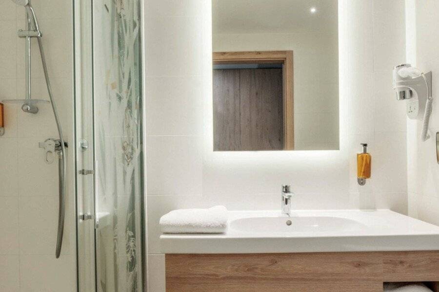 ibis Styles East bathtub