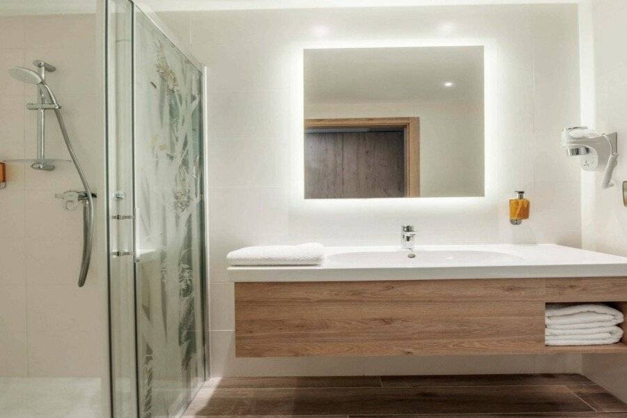 ibis Styles East bathtub