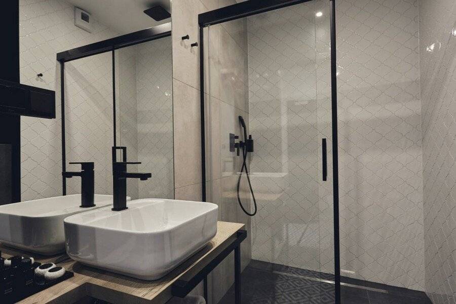 The Bridge Suites Hotel bathtub