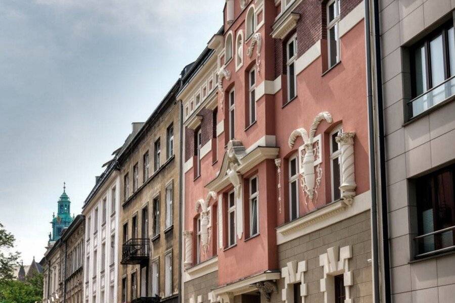 Hotel Golden Queen facade