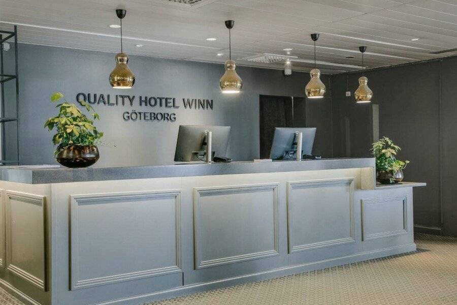 Quality Hotel Winn lobby,front desk