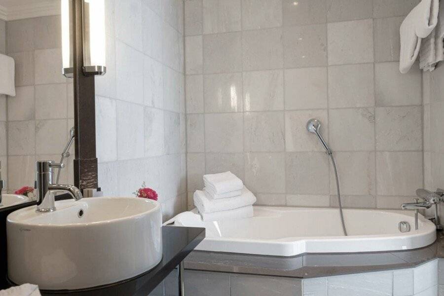 Elite Park Avenue Hotel bathtub