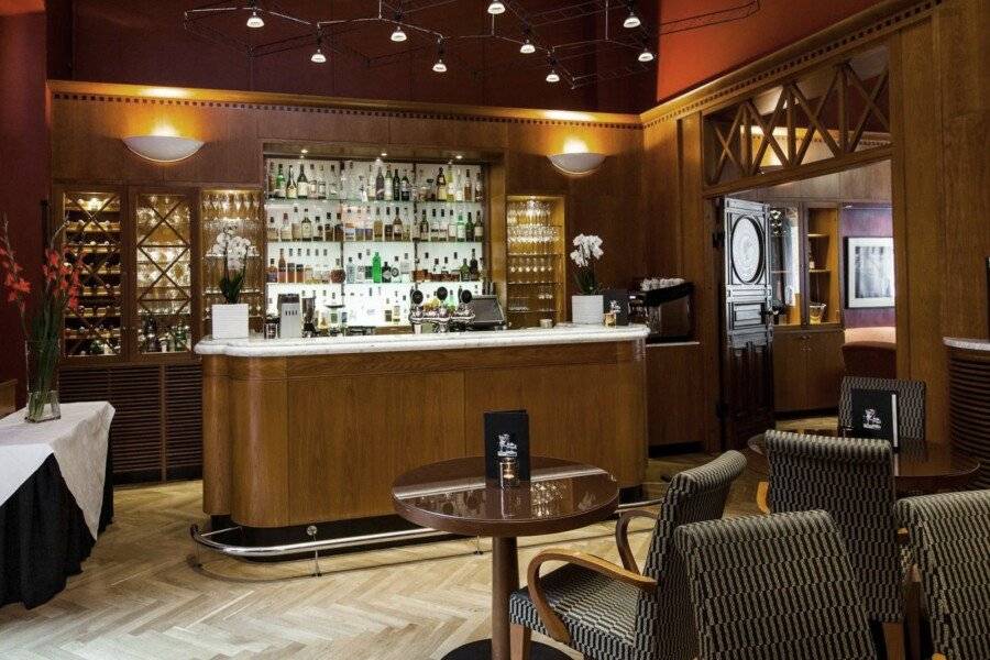 Elite Plaza Hotel bar,lobby