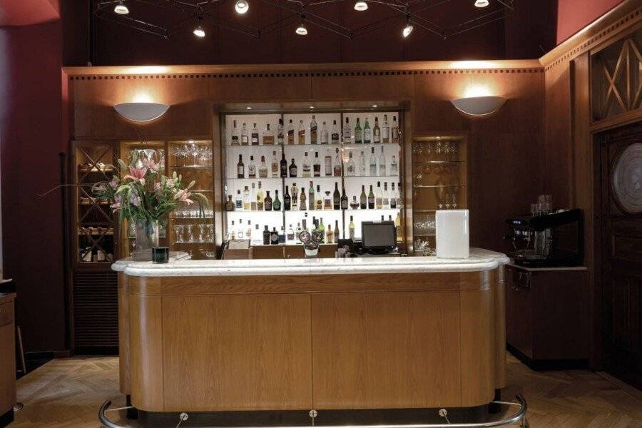 Elite Plaza Hotel bar,lobby