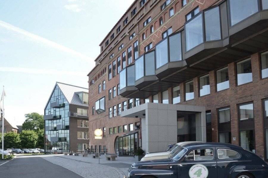 Quality Hotel Waterfront facade, parking