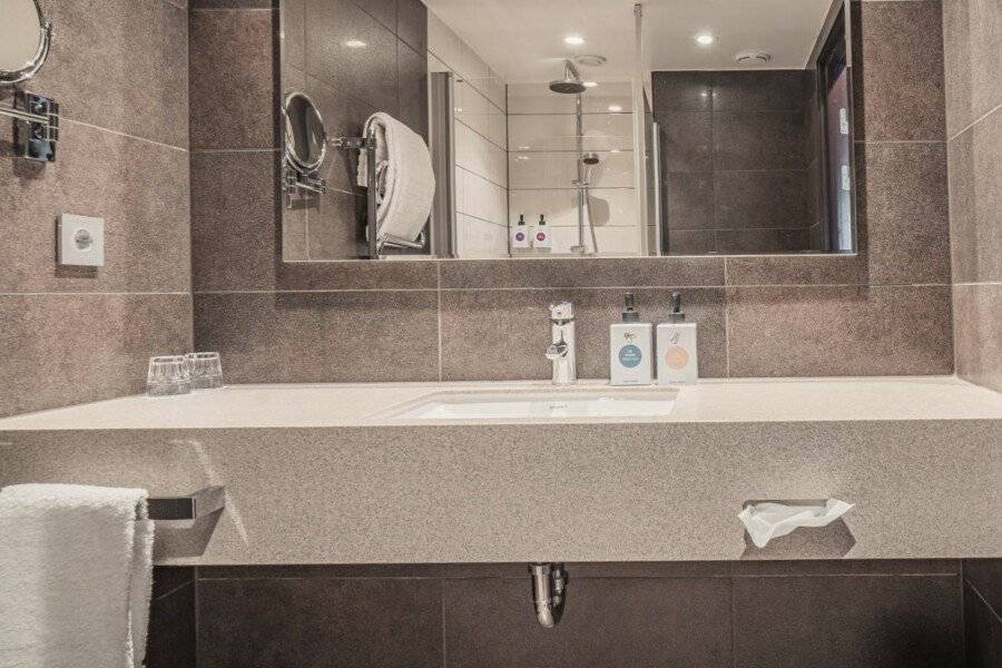 Quality Hotel Waterfront bathtub