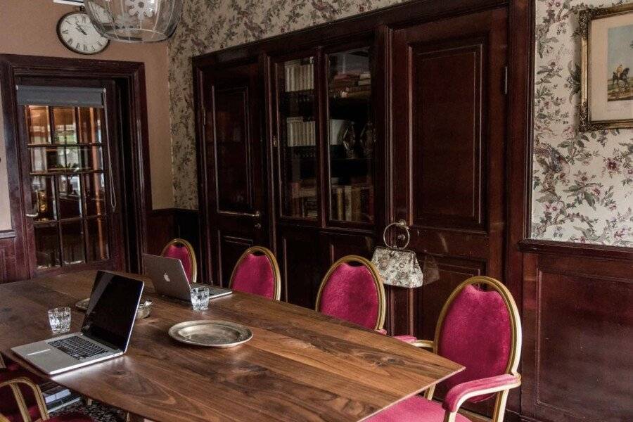 Hotel Eggers conference room