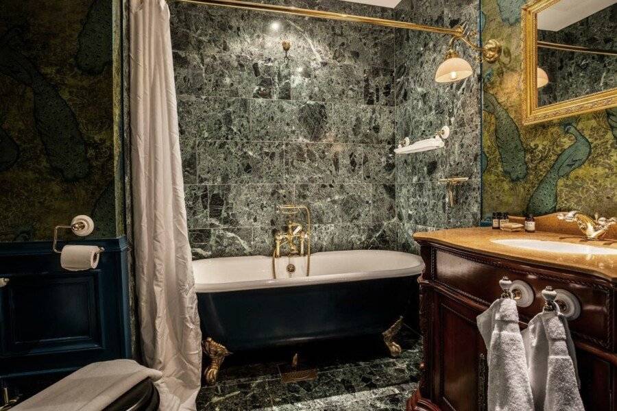 Hotel Pigalle bathtub