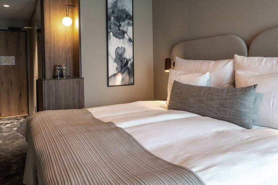 Clarion Hotel The Pier hotel bedroom