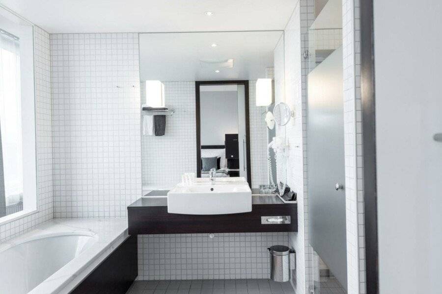 Clarion Hotel bathtub