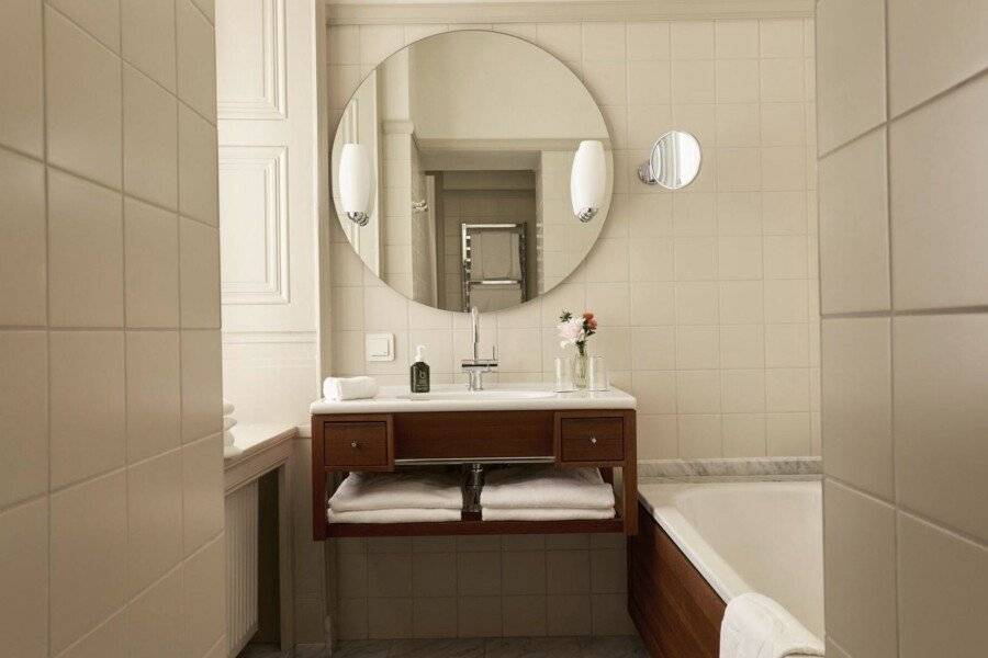 Hotel Diplomat bathtub