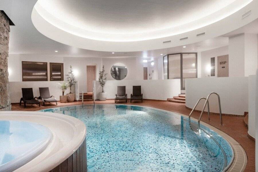 Radisson Blu Royal Viking Hotel indoor pool,spa