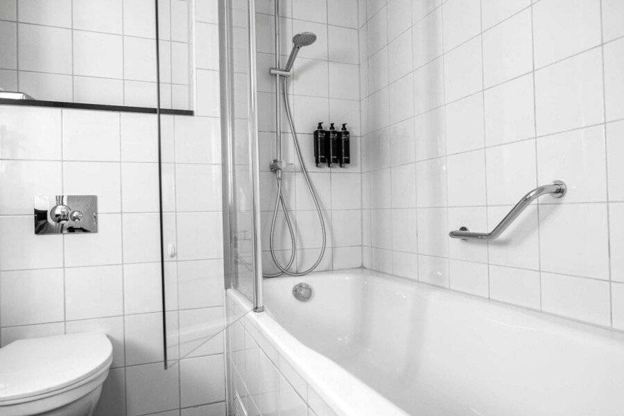 Best Western Plus Park City Hammarby Sjöstad bathtub