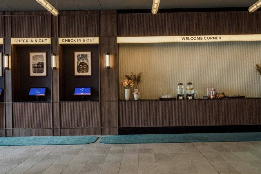 Radisson Blu Waterfront Hotel lobby, front desk